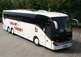 Reisebus bayer-Komfortklasse 3 mit Klima-anlage, verstellbare Schlafsessel mit 77 cm Sitzabstand, Fussrasten, Radio-, CD- und Mikrofonanlage, Kühlbar, Bordküche, WC/Waschraum, DVD-Anlage. 57 + 2 Sitzplätze. Dieses Fahrzeug entspricht der höchst verfügbaren EURO-Norm EURO 6 / EEV.