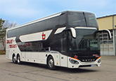 Doppelstock-Fernreisebus bayer-Komfortklasse 3 mit Klimaanlage, verstellbare Schlafsessel mit 77 cm Sitzabstand, Fußrasten, Radio-, CD- und Mikrofonanlage, Kühlbar, Bordküche, WC/Waschraum, DVD-Player , 2 Clubtische im Unterdeck,  83+1 Sitzplätze. Dieses Fahrzeug entspricht der höchst verfügbaren EURO-Norm EURO 6 / EEV.